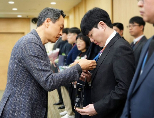 김영호(왼쪽) 삼성전자서비스 대표이사 부사장이 CS 달인에게 인증패를 수여하고 있다. <삼성전자서비스 제공>